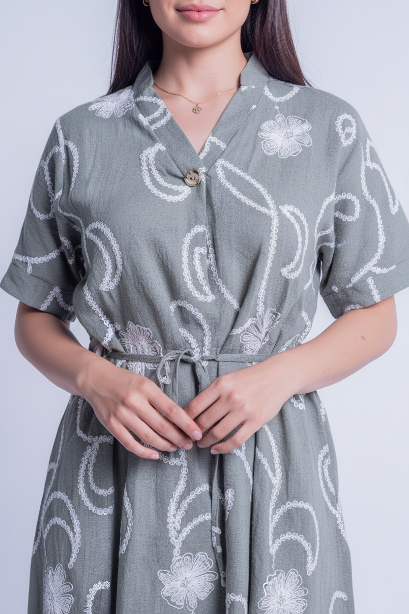 Vestido verde con bordado y cinturón de tela