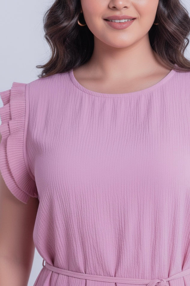 Vestido rosa con olanes en hombro y cinto de tela