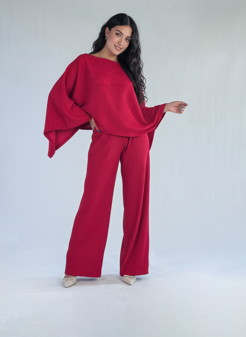 Conjunto guinda de dos piezas de blusa y pantalon