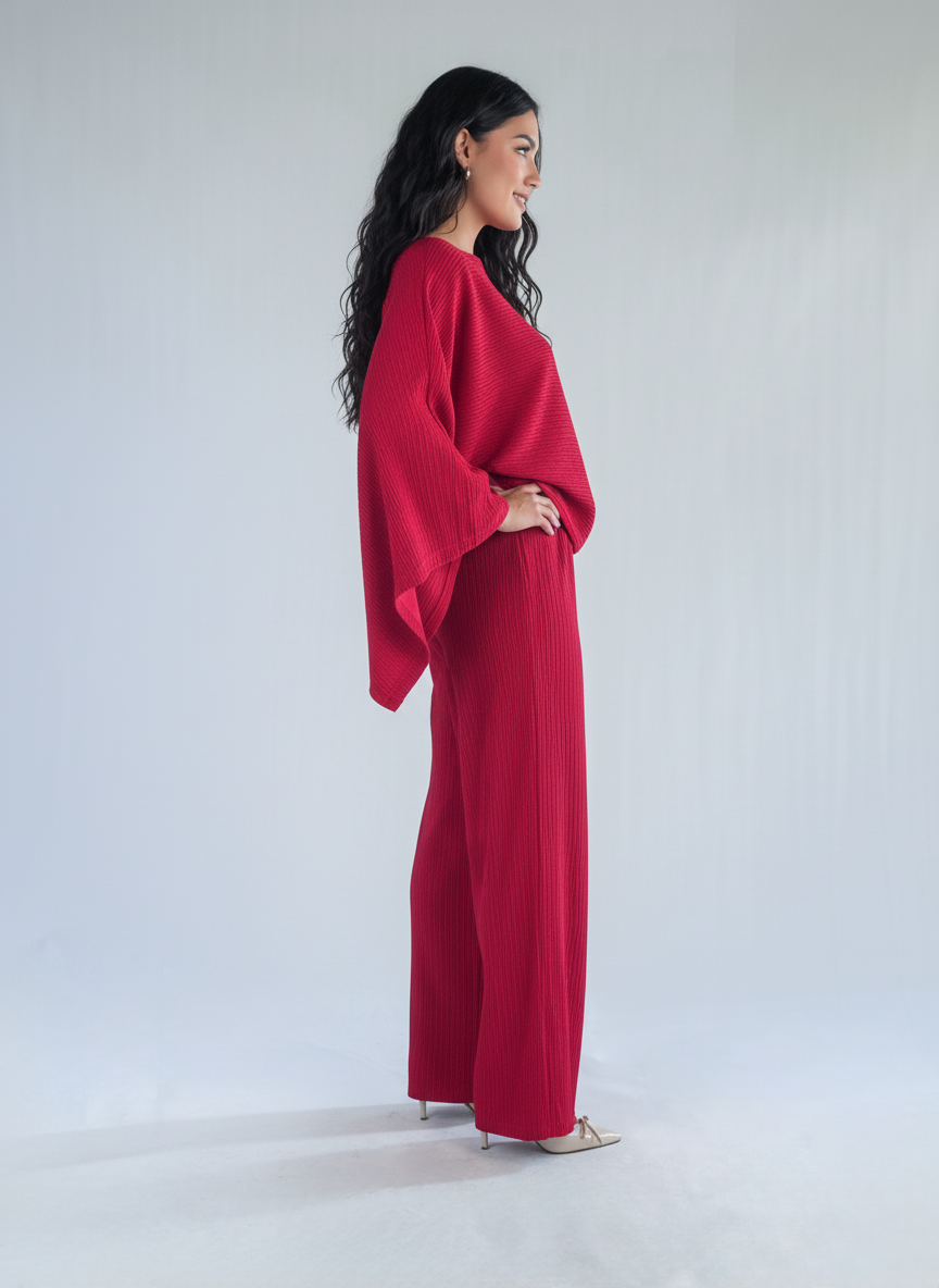 Conjunto guinda de dos piezas de blusa y pantalon