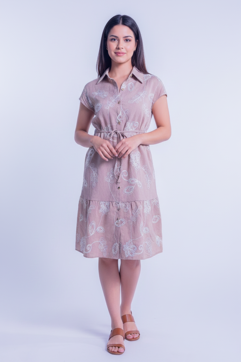 Vestido beige con bordado y cuello tipo camisa