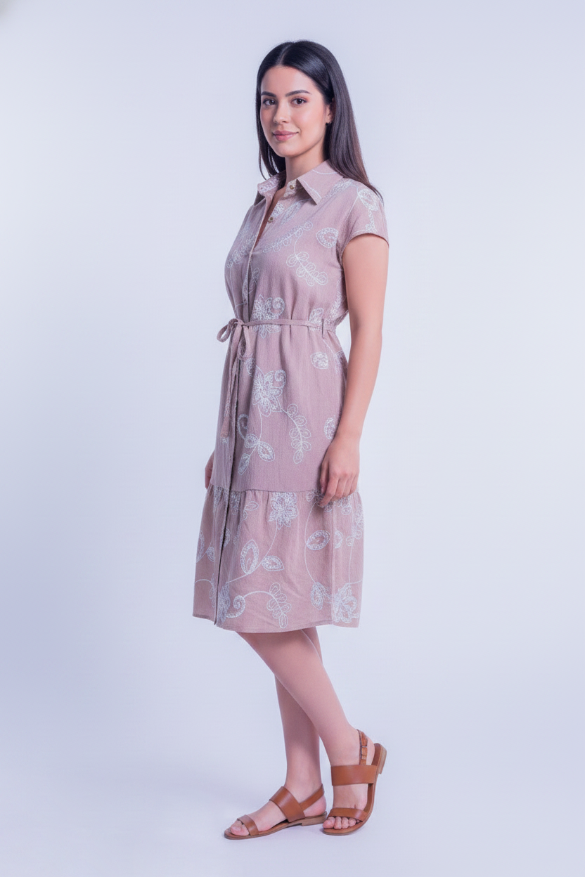 Vestido beige con bordado y cuello tipo camisa