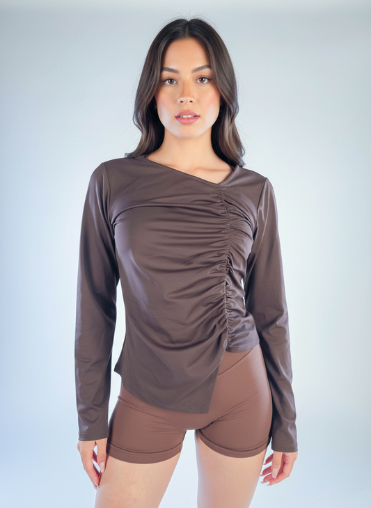 Blusa cafe con plisado diagonal