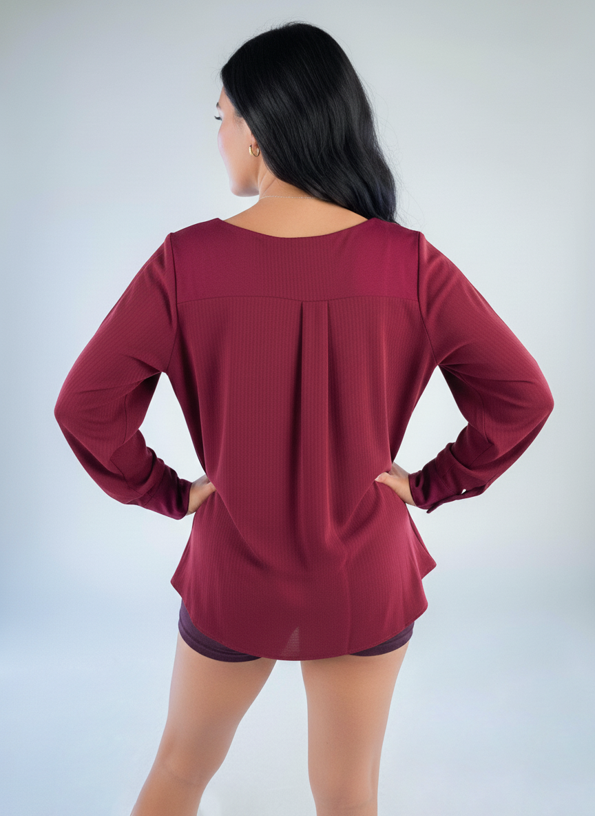 Blusa guinda manga larga con detalle en muñeca