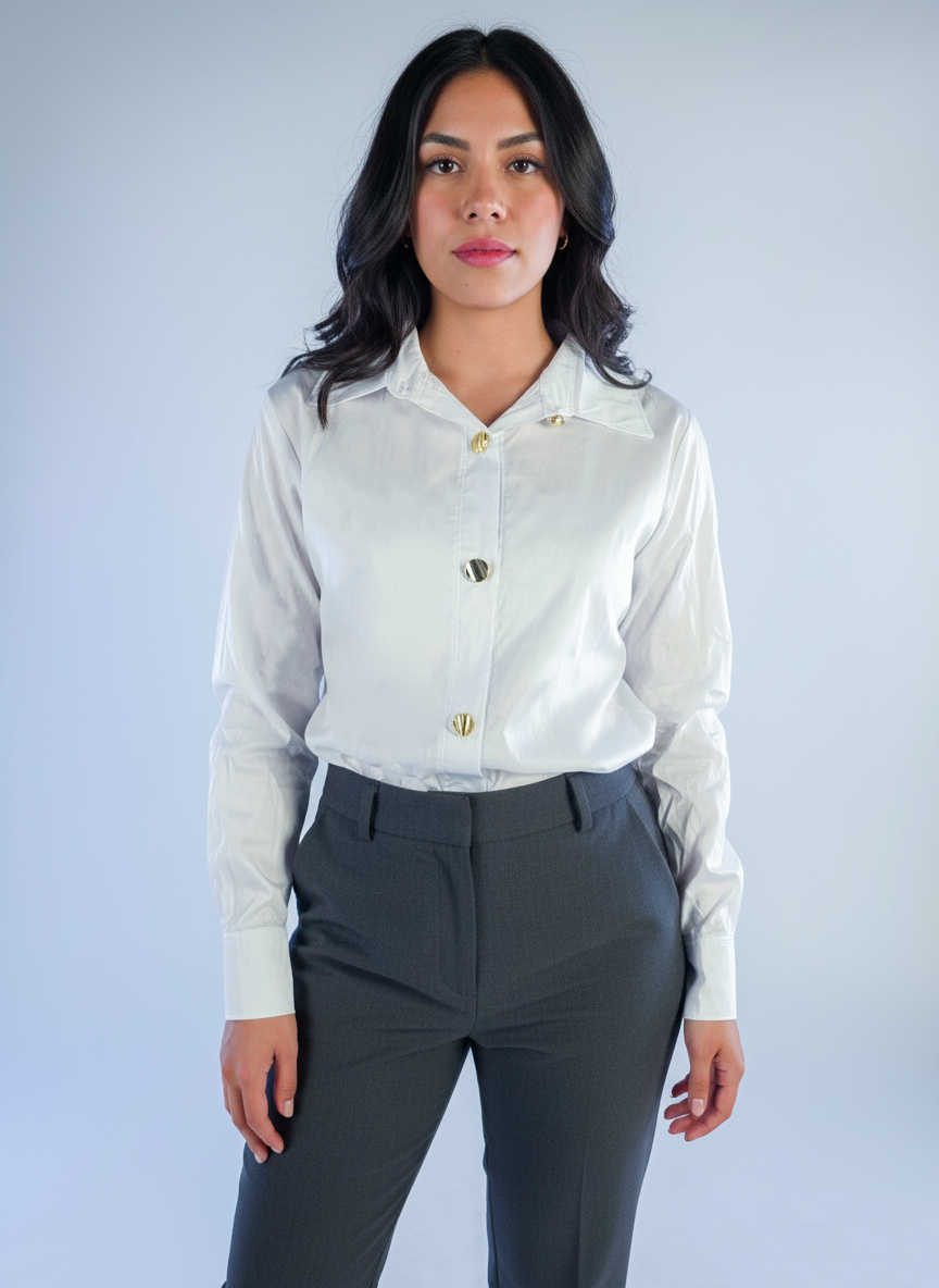 Blusa blanca con botones dorados de vestir