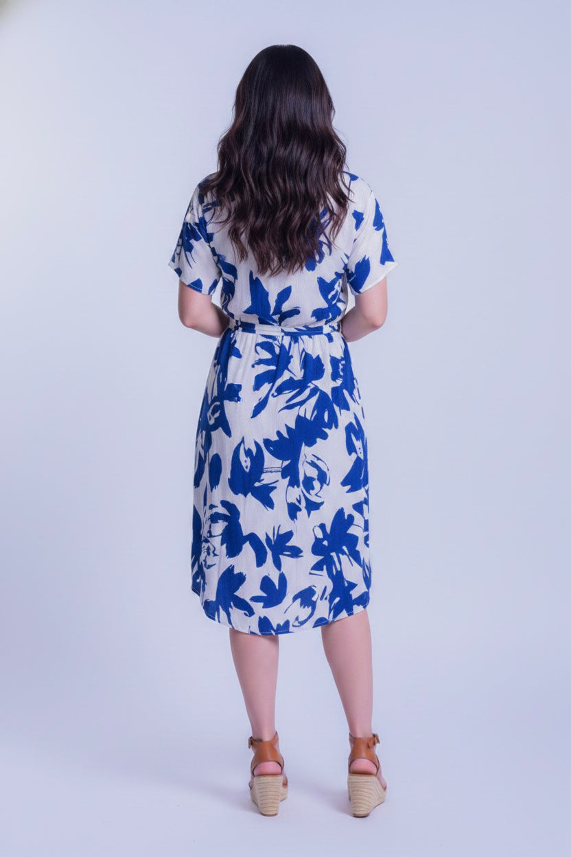 Vestido blanco con estampado de flores azules