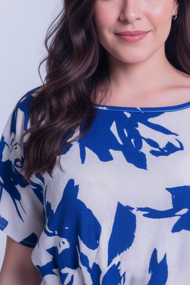 Vestido blanco con estampado de flores azules