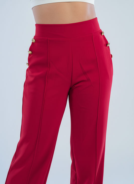Pantalón rojo abotonado lateral seccionado