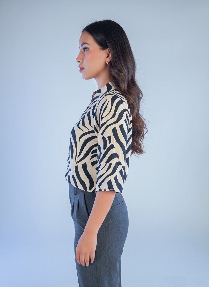 Blusa beige con estampado de cebra y cuello con ojal