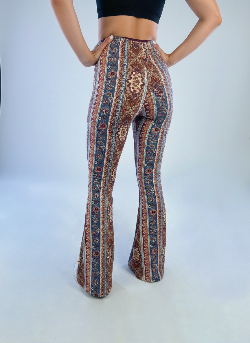 Pantalón tipo malla con estampado variado acampanado