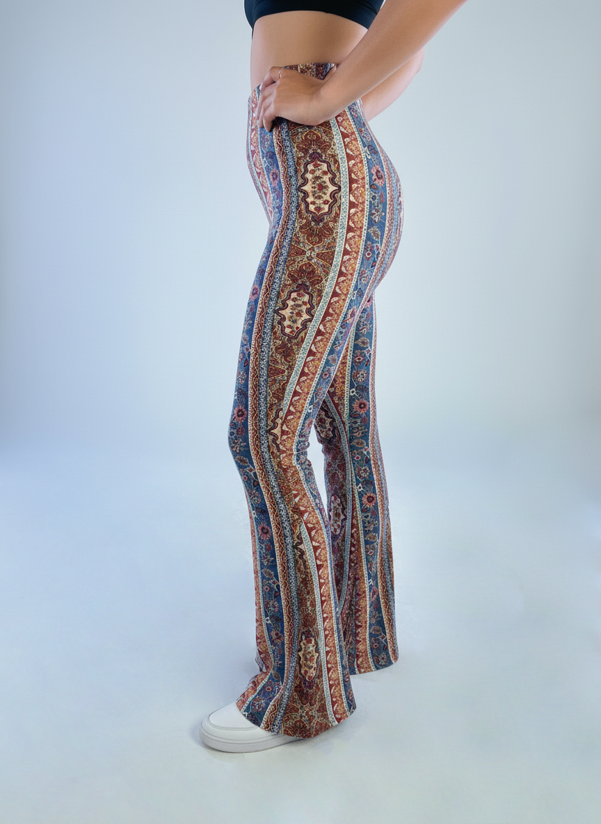 Pantalón tipo malla con estampado variado acampanado