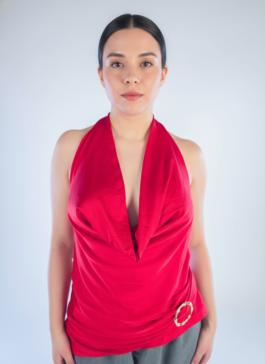 Top tipo halter rojo con detalle de cinto