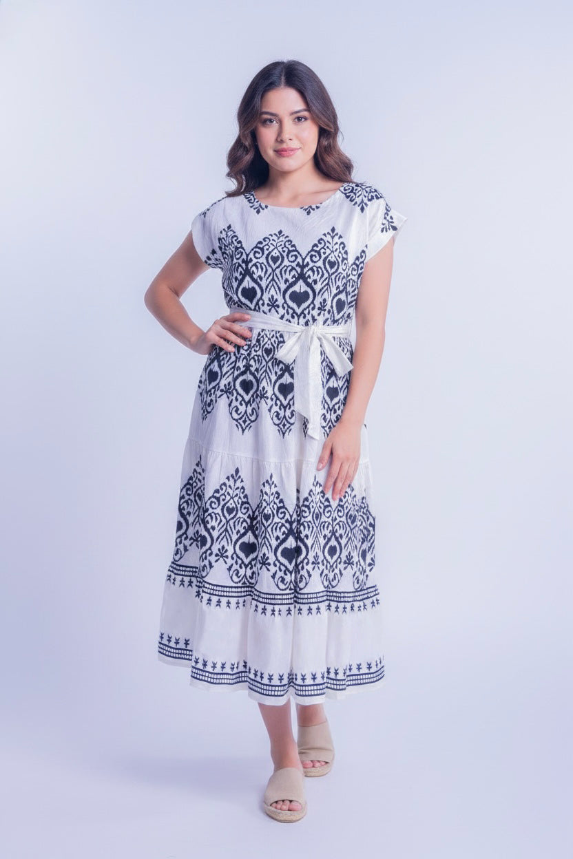 Vestido blanco con estampado barroco y cinturon de tela