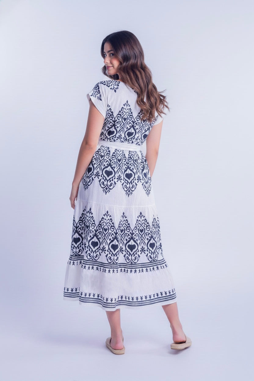 Vestido blanco con estampado barroco y cinturon de tela