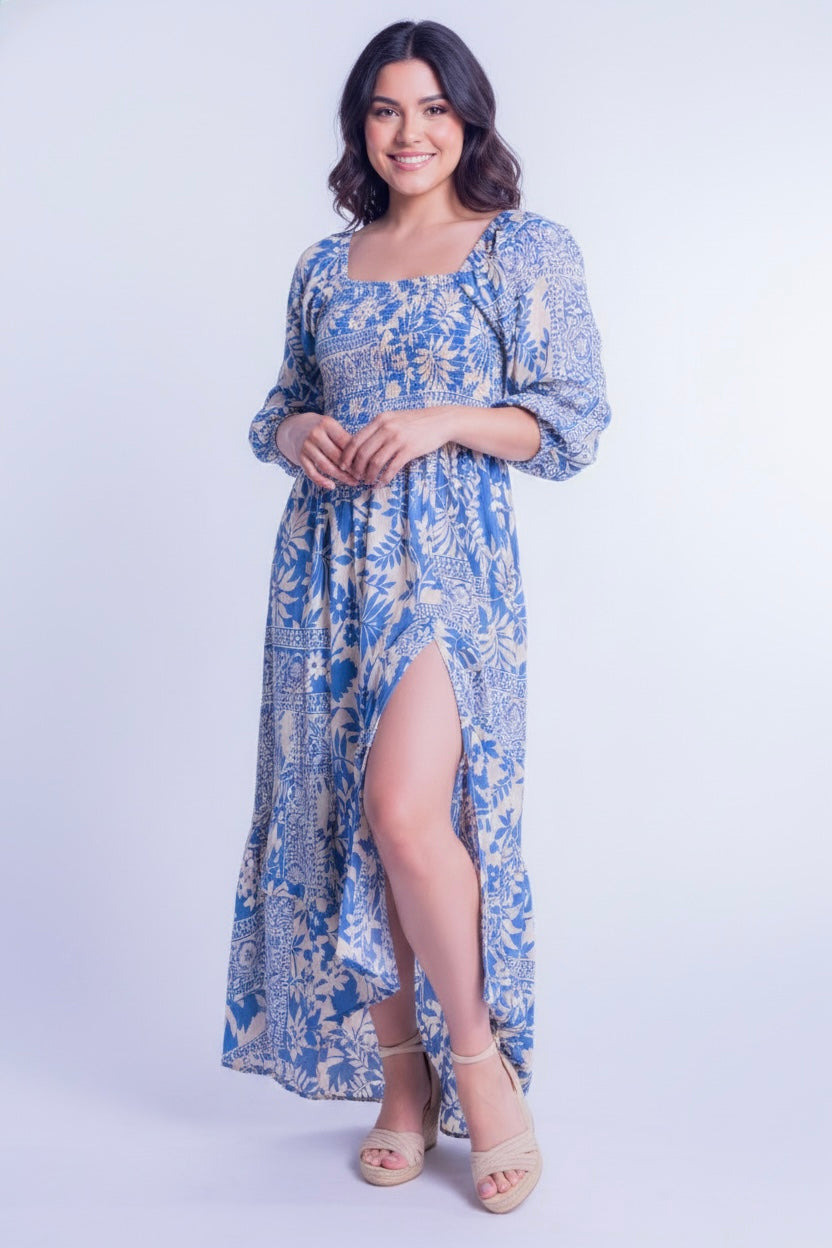 Vestido beige con estampado barroco azul con abertura en pierna