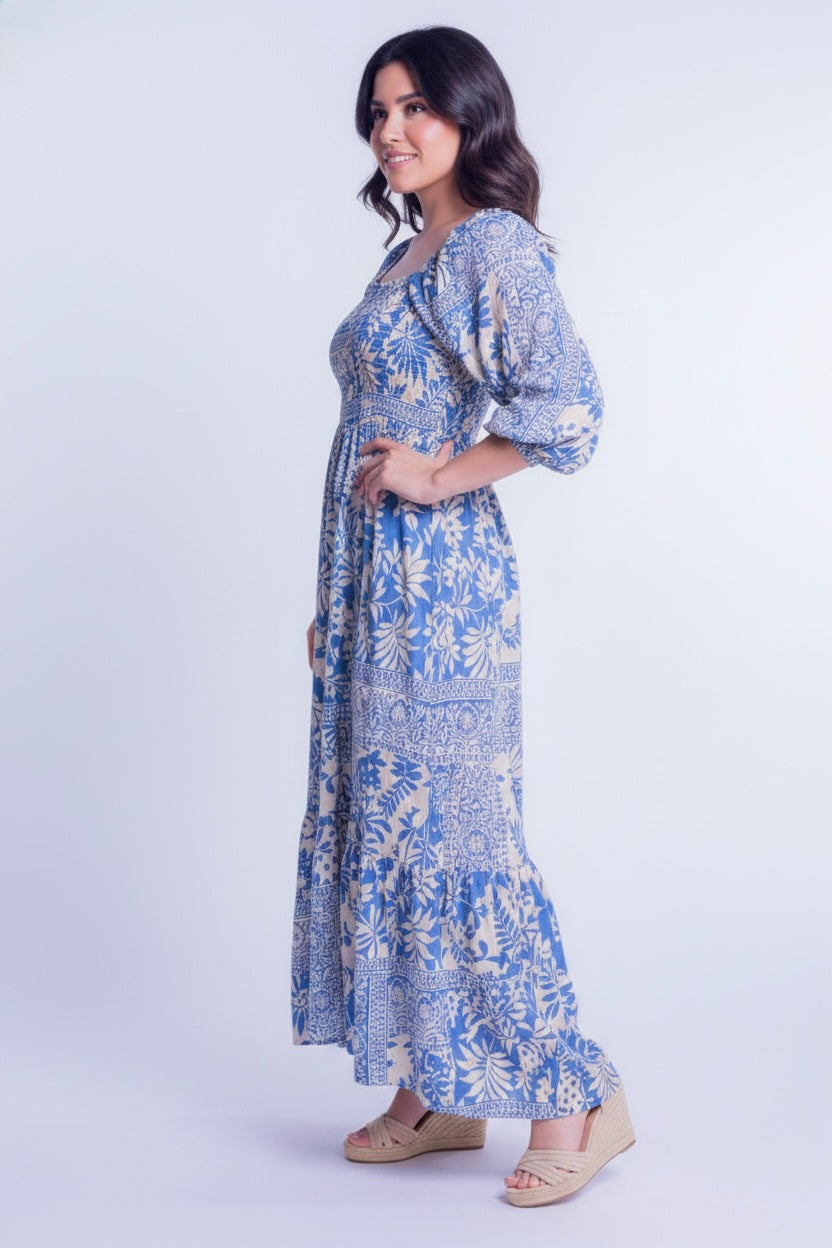 Vestido beige con estampado barroco azul con abertura en pierna