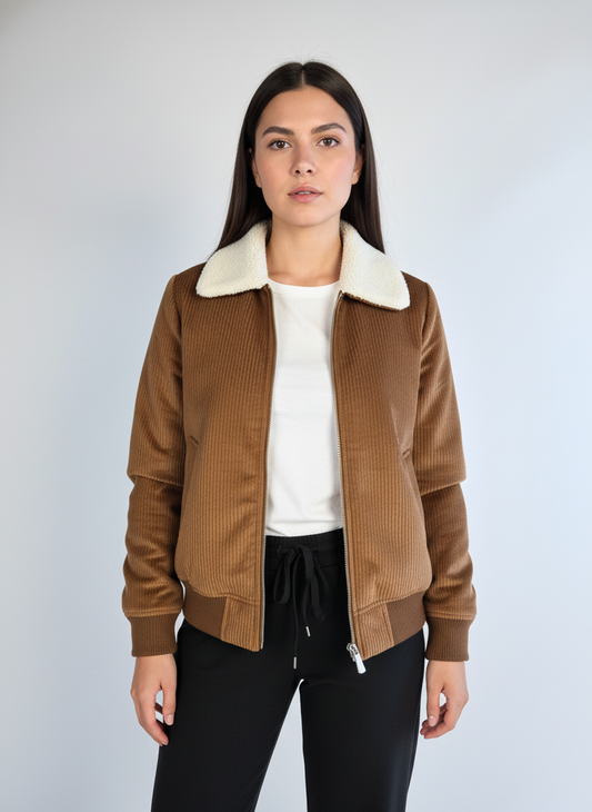 Chamarra cafe acanalada de terciopelo con cuello de borrega