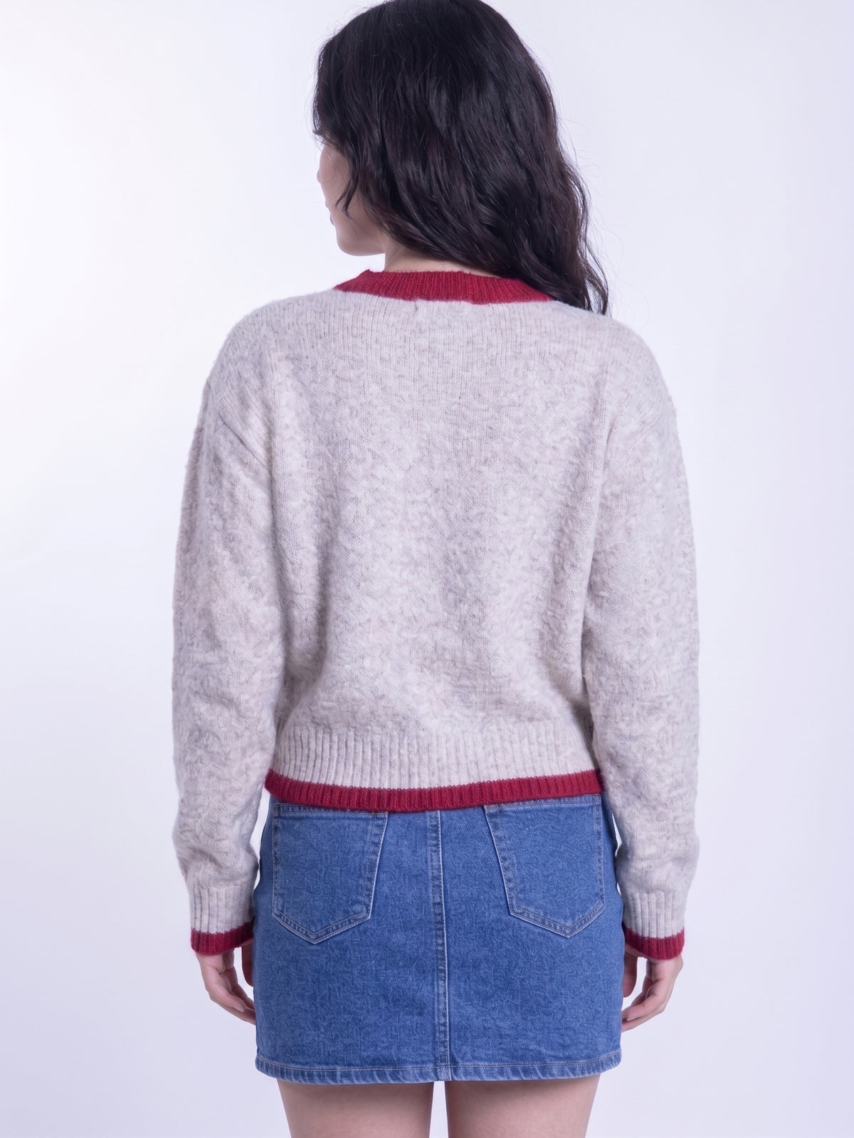 Suéter beige estilo universitario