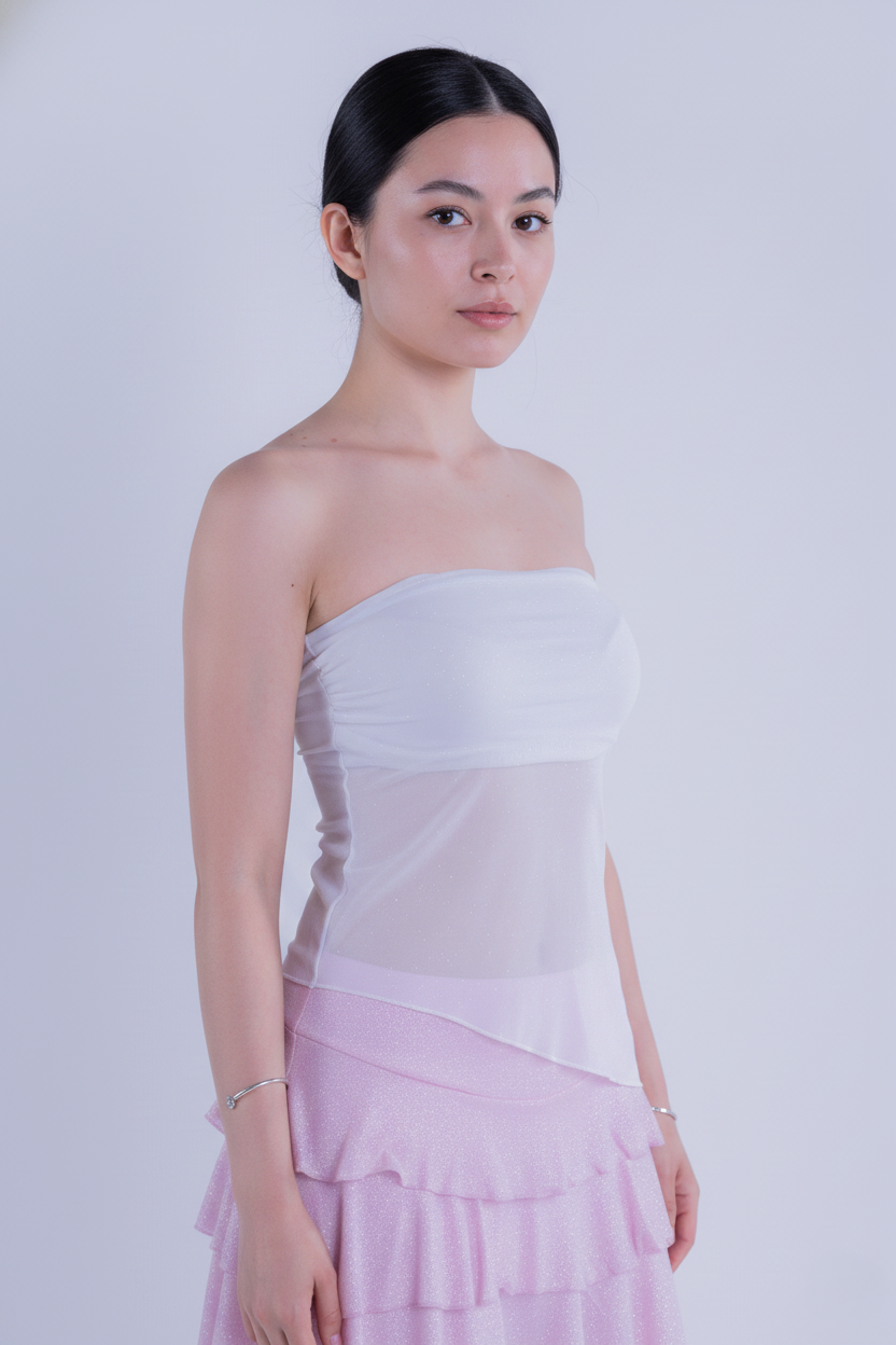 Strapless blanco con brillos corte asimétrico