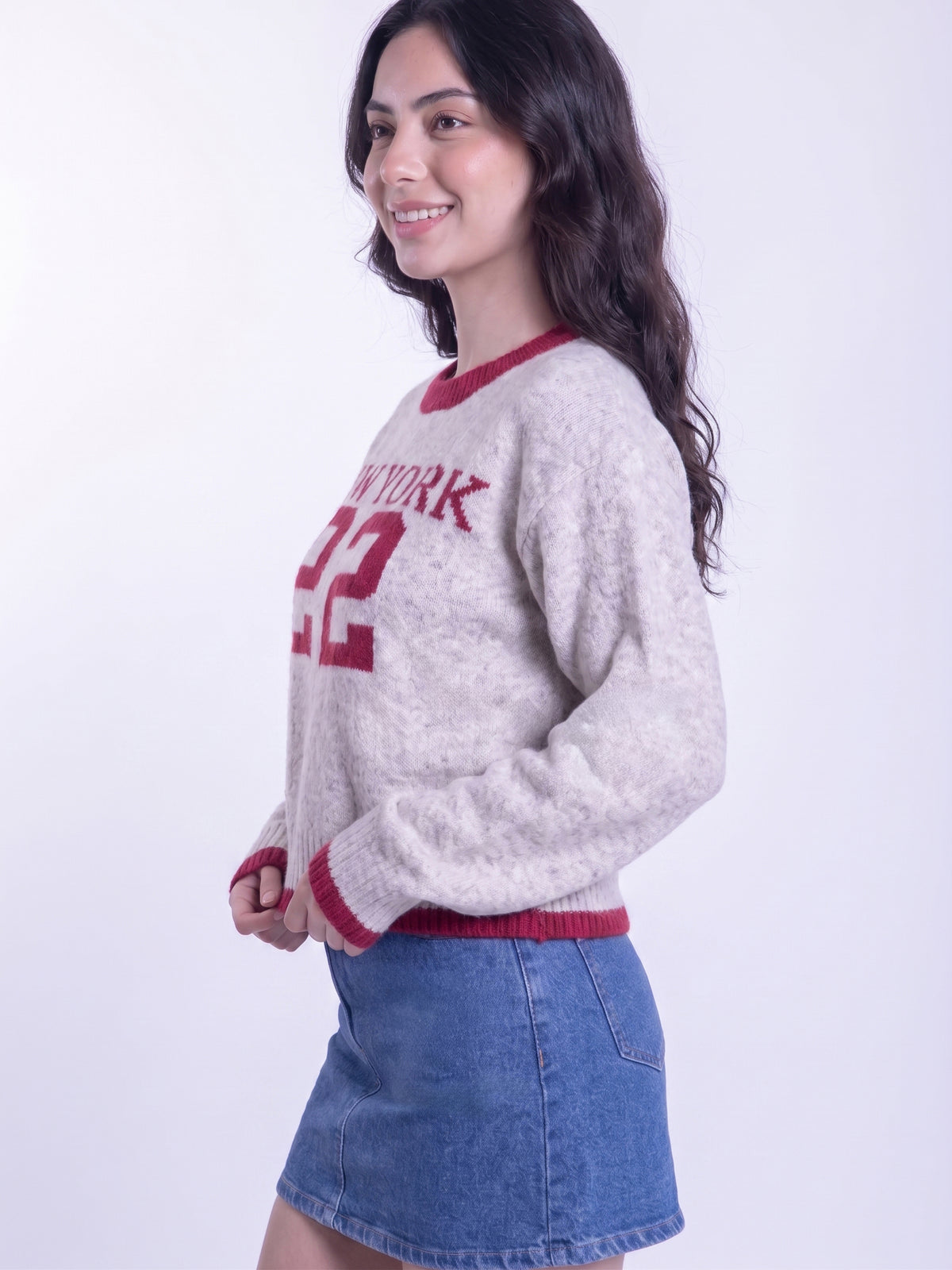 Suéter beige estilo universitario