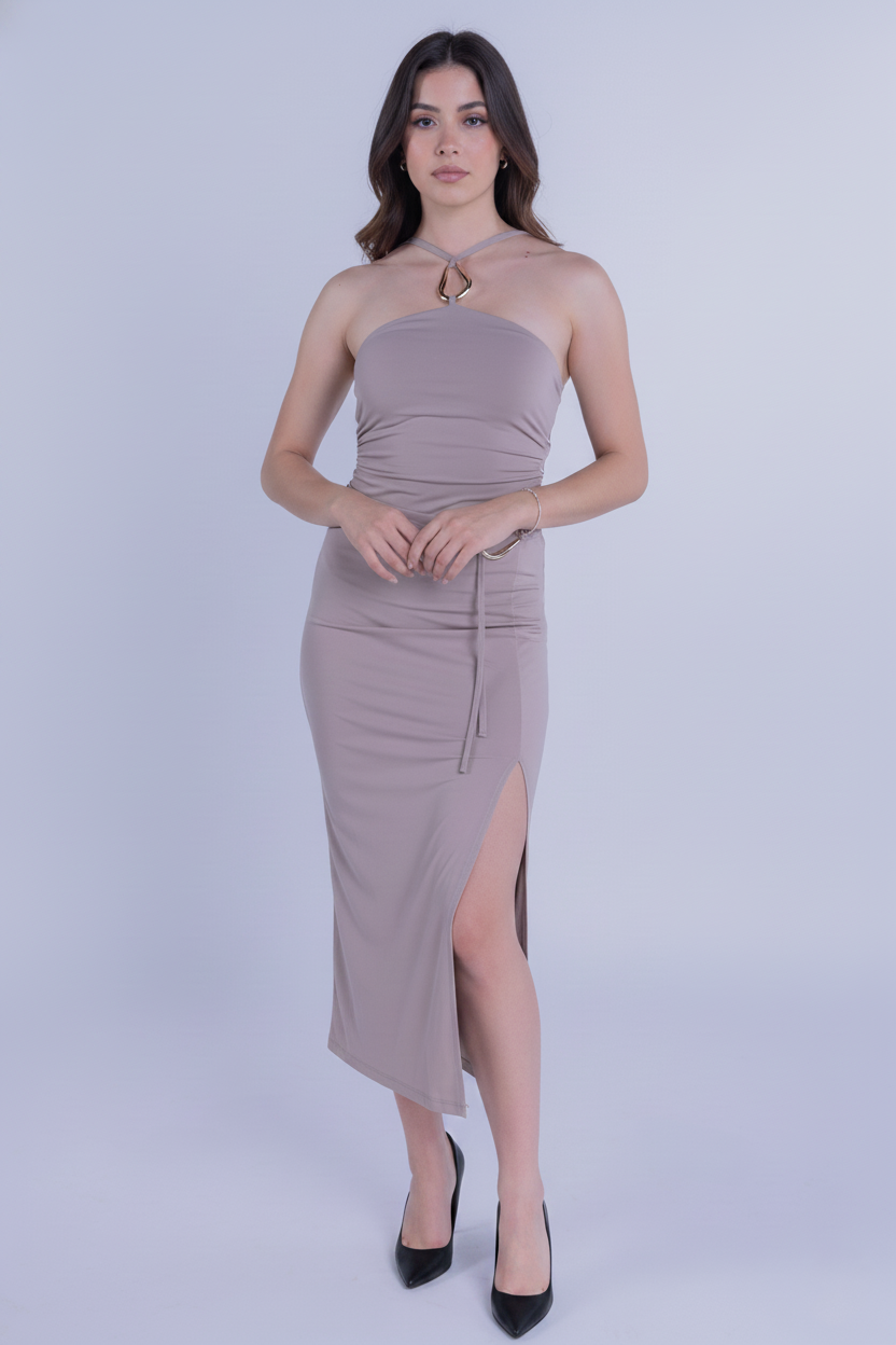 Conjunto beige de top con argolla y falda con abierta lateral