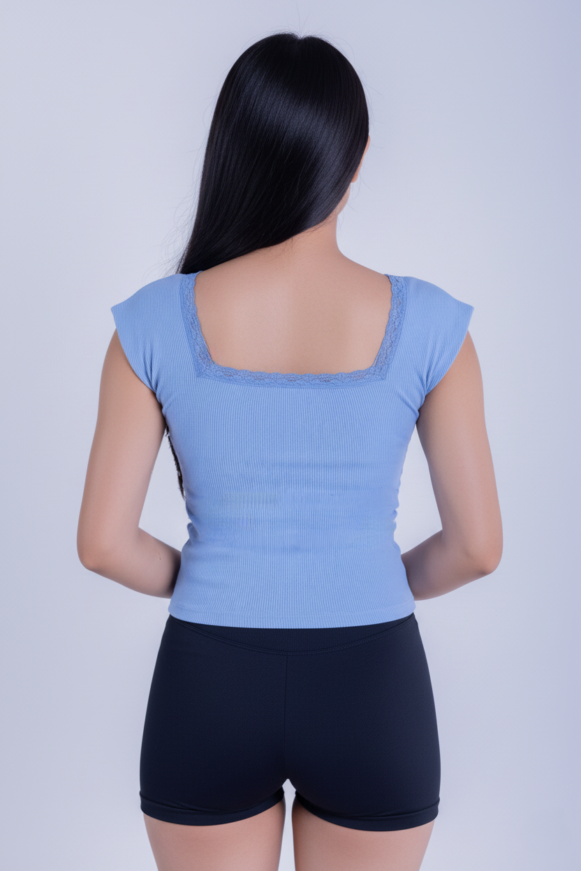 Crop top acanalado azul con cuello cuadrado