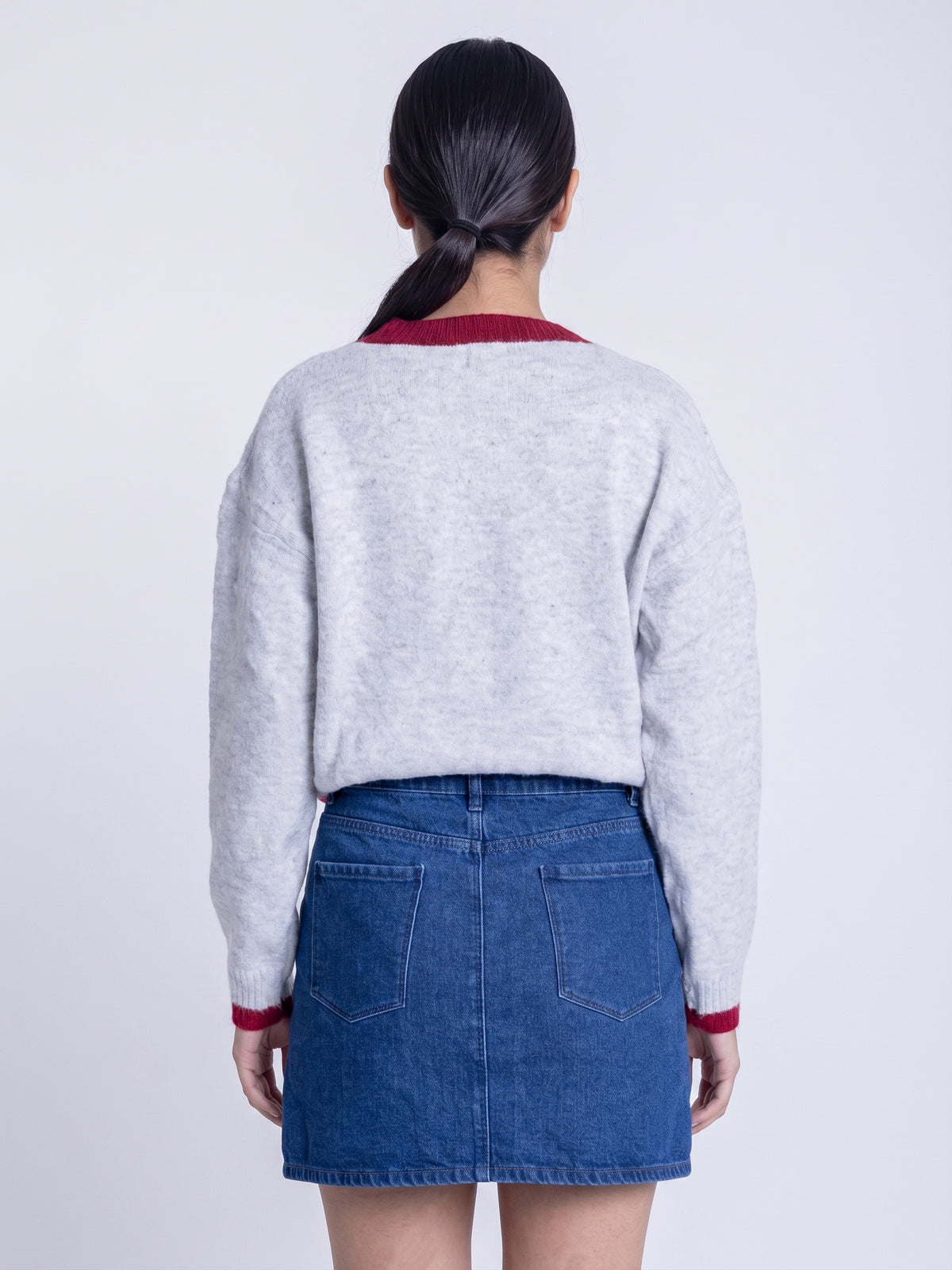 Sueter estilo sudadera con cuello redondo contrastes de color en rojo