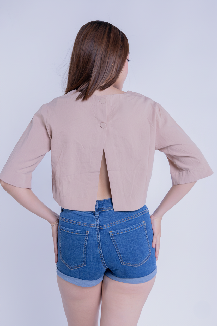 Blusa cafe con escote en la espalda