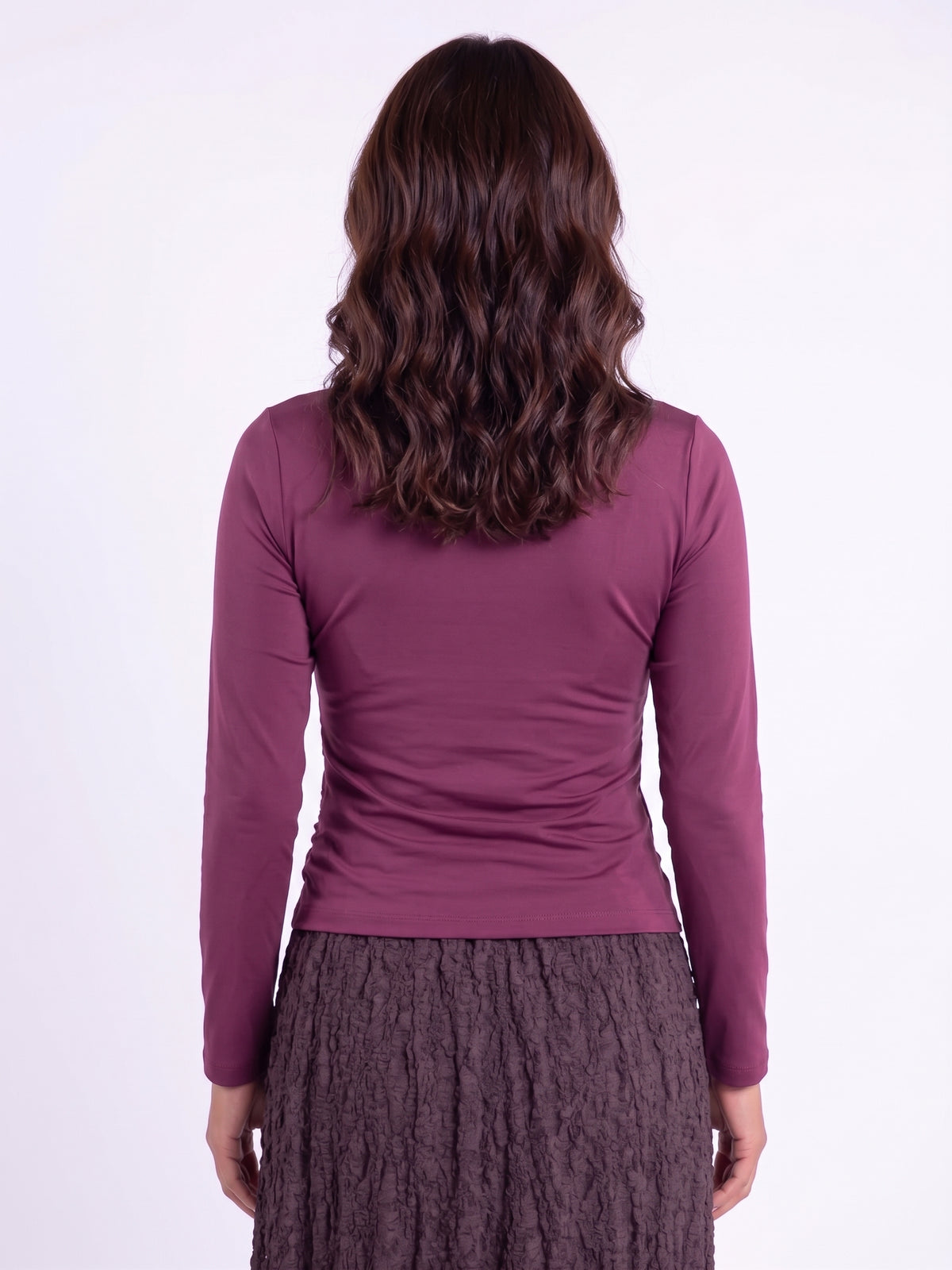 Blusa guinda cruzada con prendedor lateral