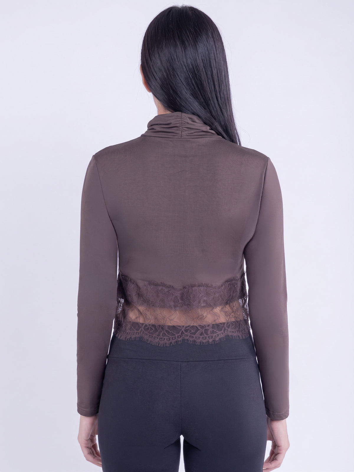 Blusa cafe cuello alto con detalle de encaje en bastilla