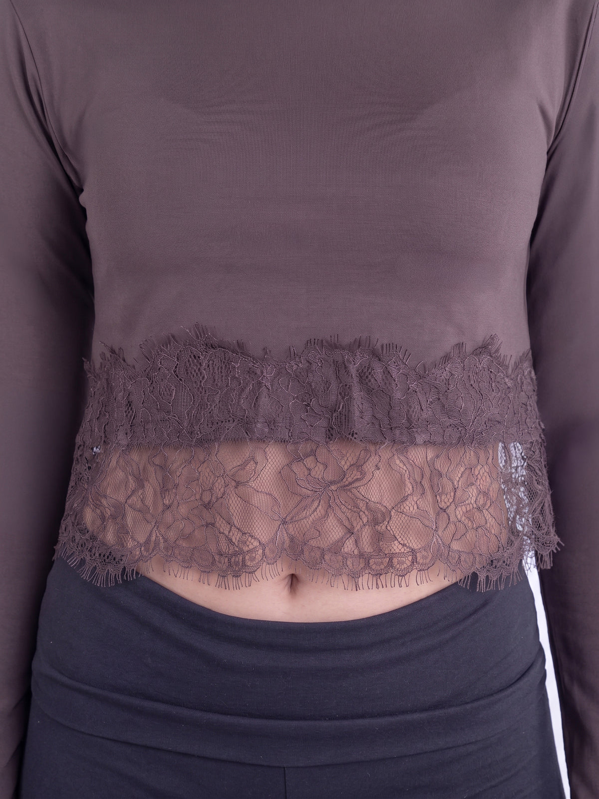 Blusa cafe cuello alto con detalle de encaje en bastilla