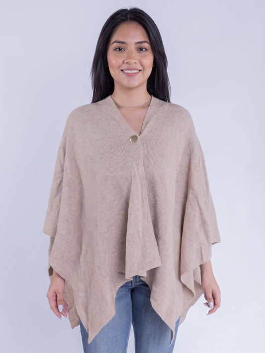 Capa beige con botón decorativo escote en V