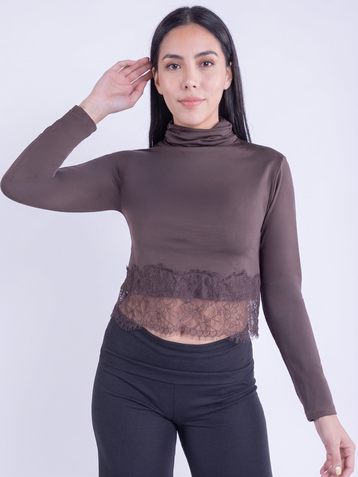 Blusa cafe cuello alto con detalle de encaje en bastilla