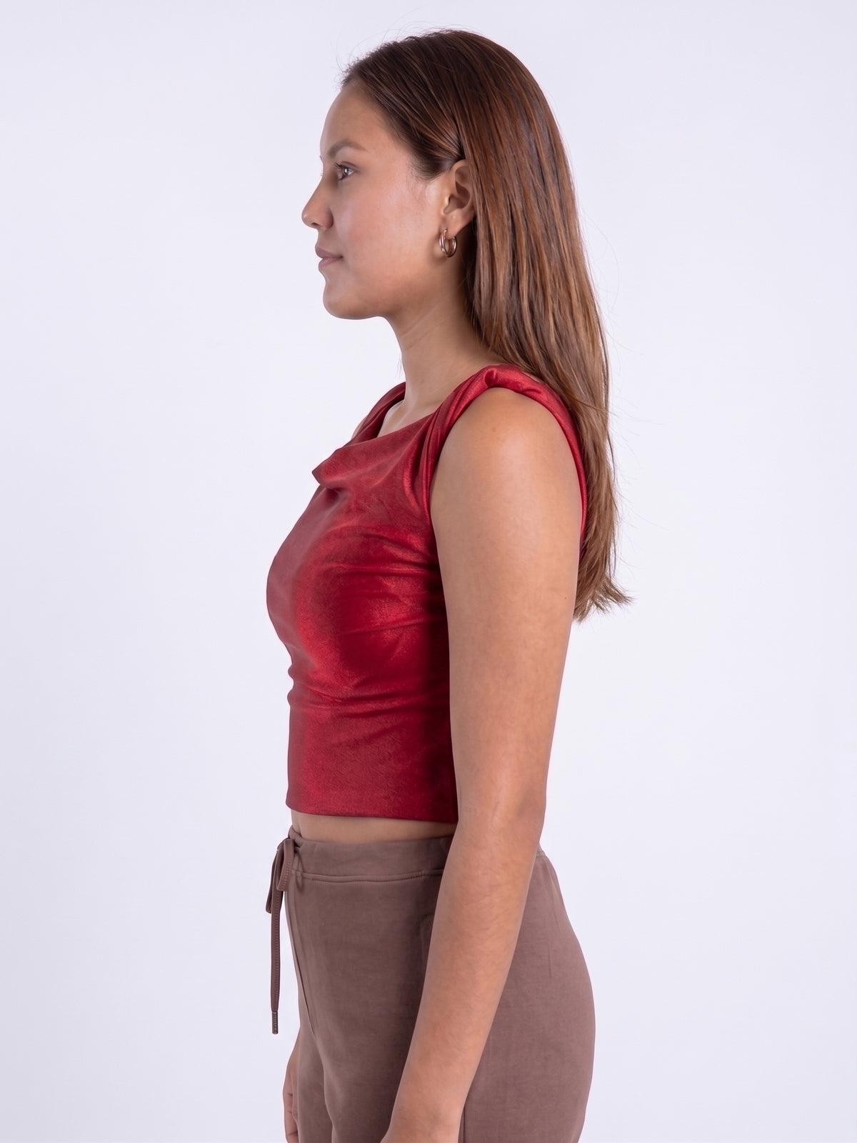 Crop top guinda con tirante torcido