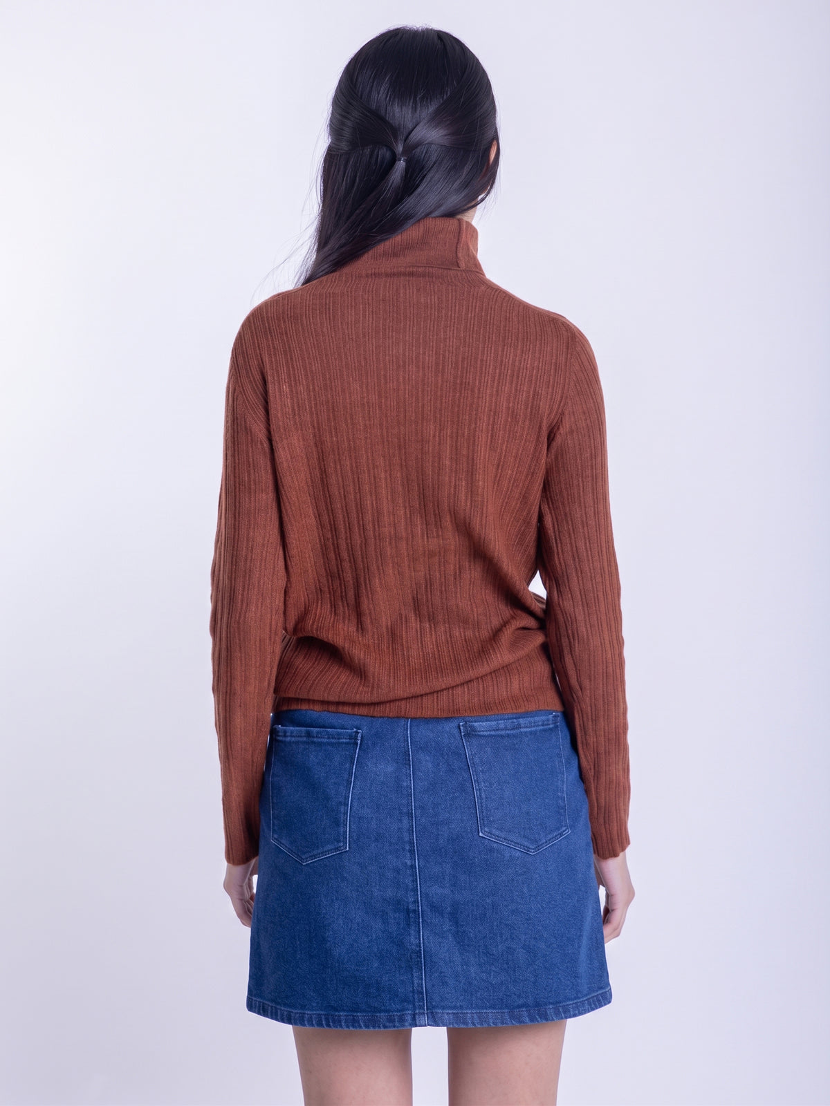 Blusa cafe cuello alto con diseño