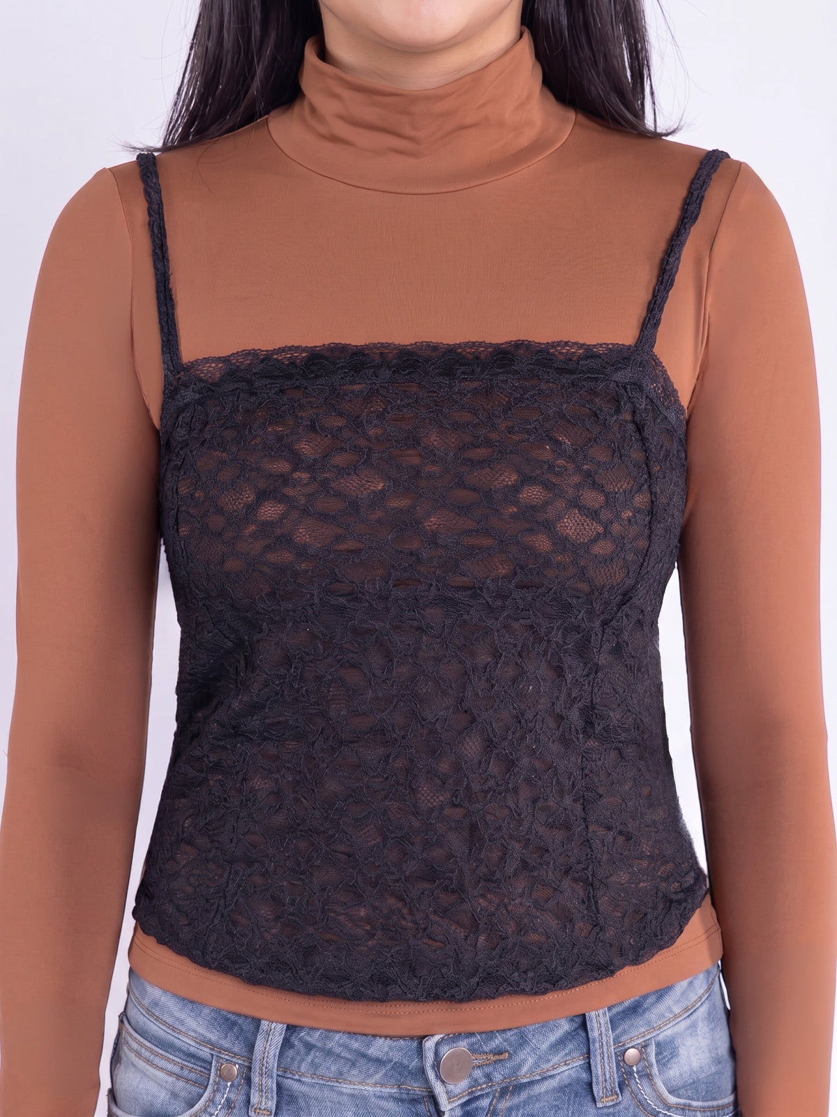 Blusa cafe cuello alto con top de encaje sobrepuesto