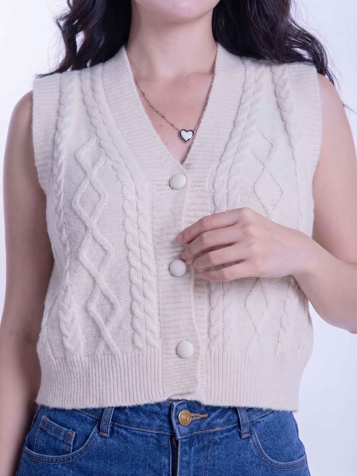 Chaleco beige tipo suéter abotonado