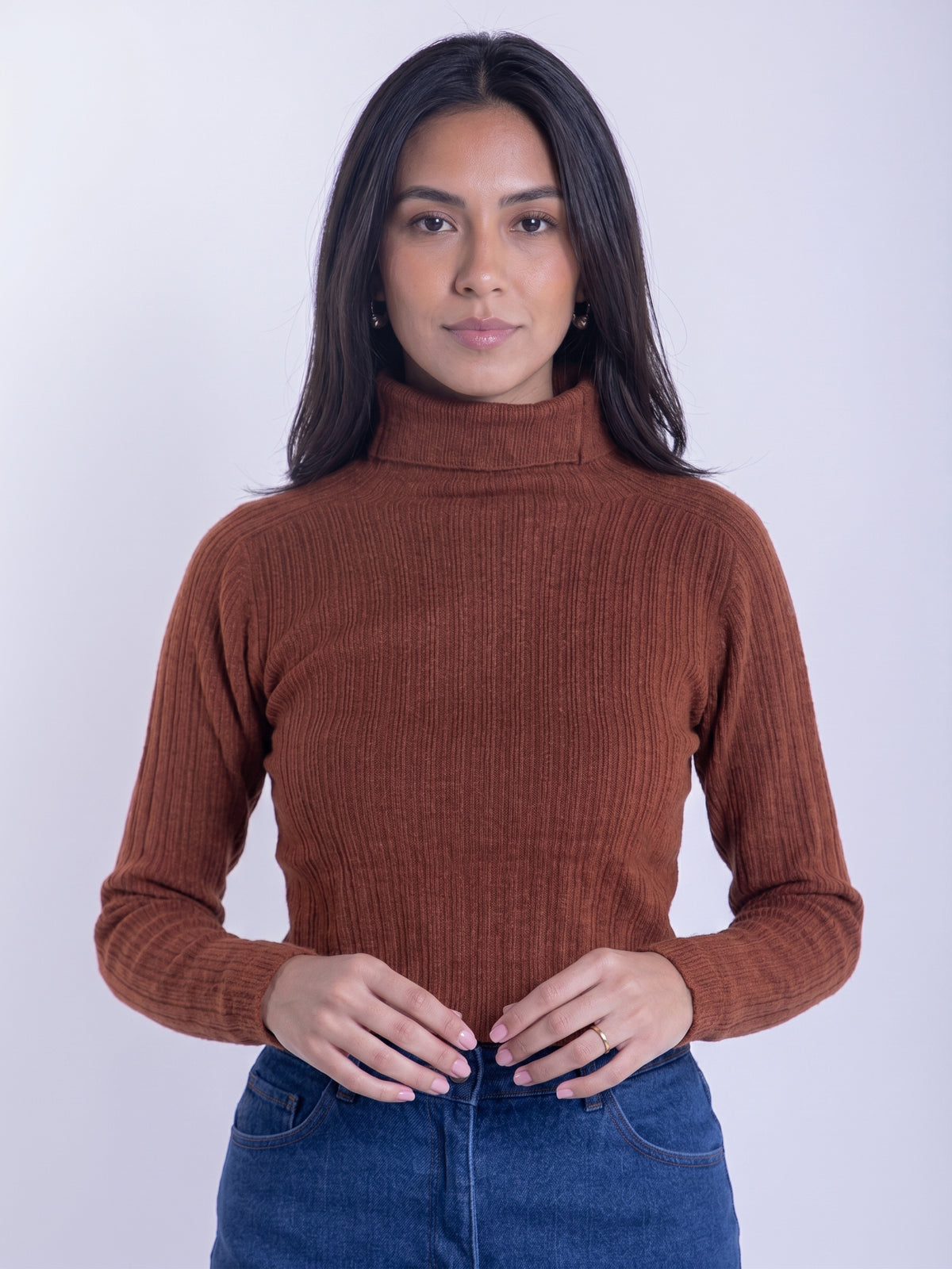 Blusa cafe cuello alto con diseño