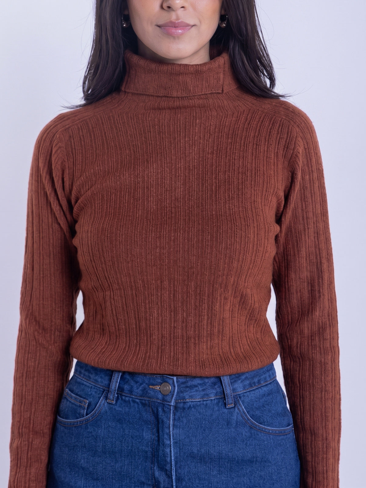 Blusa cafe cuello alto con diseño