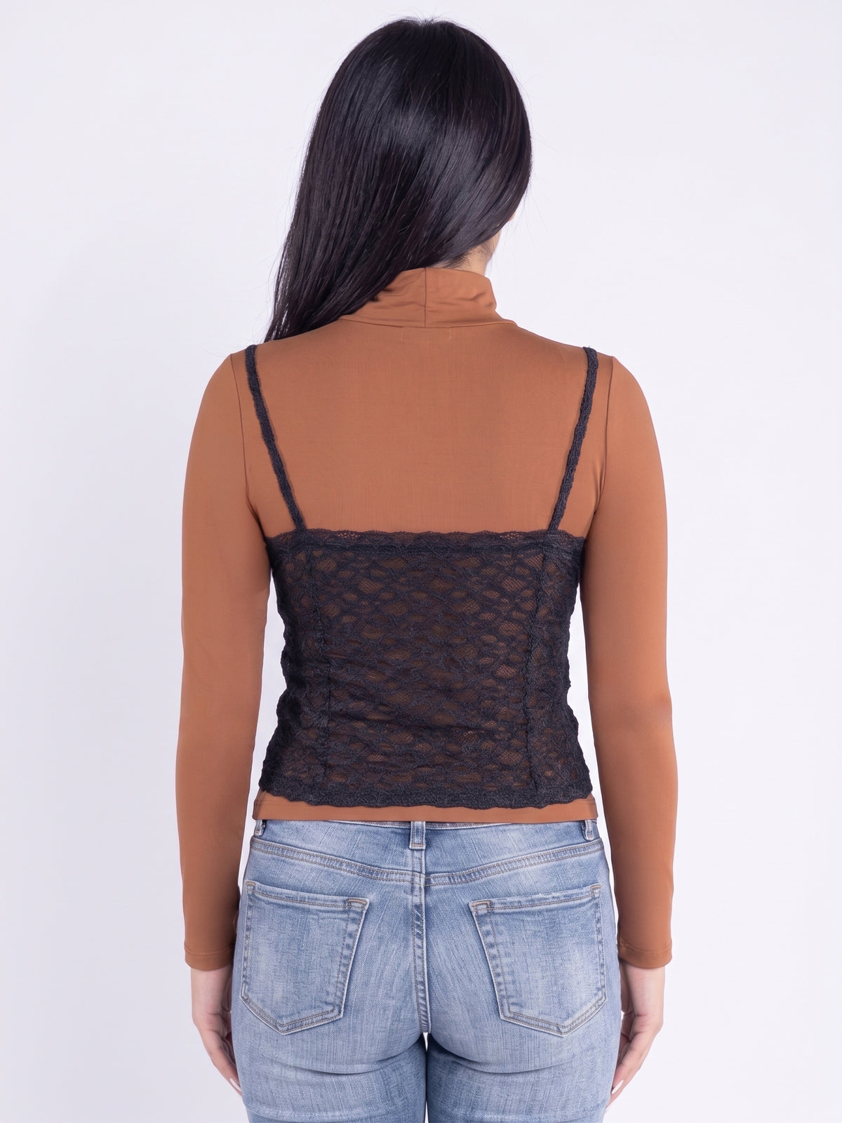 Blusa cafe cuello alto con top de encaje sobrepuesto