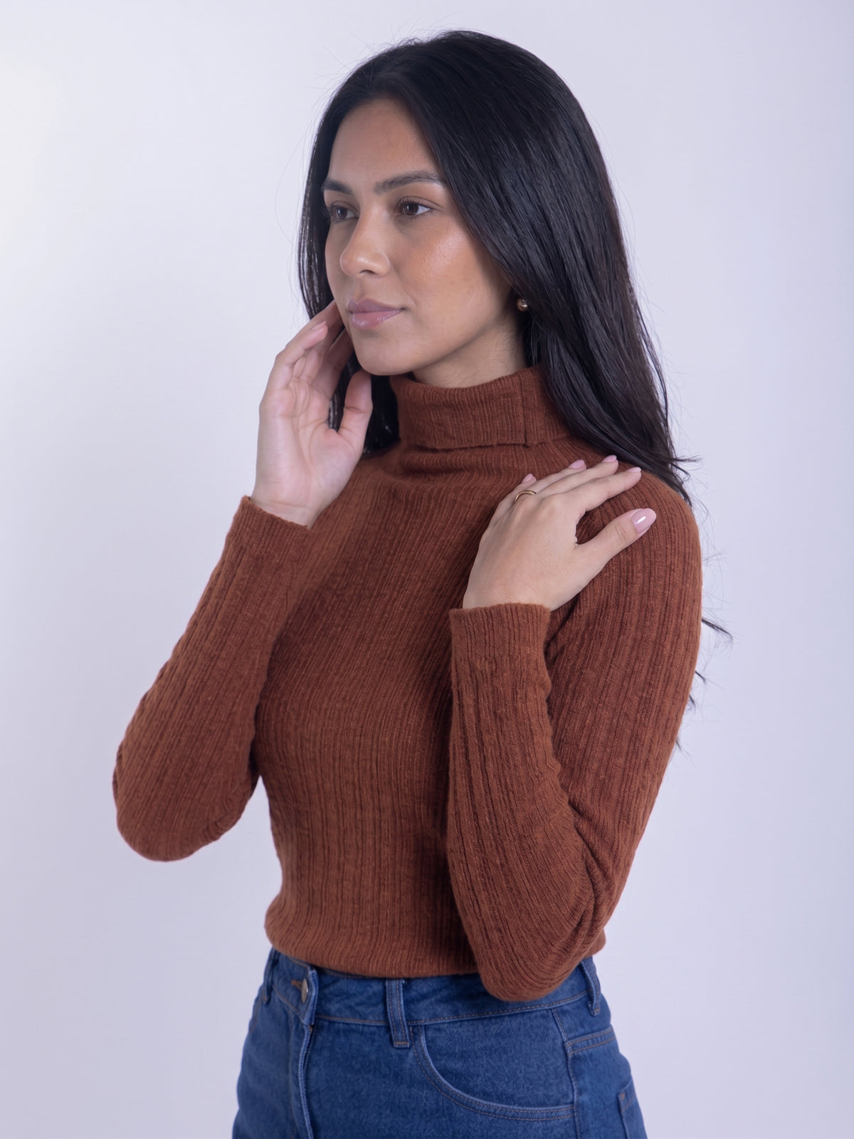 Blusa cafe cuello alto con diseño