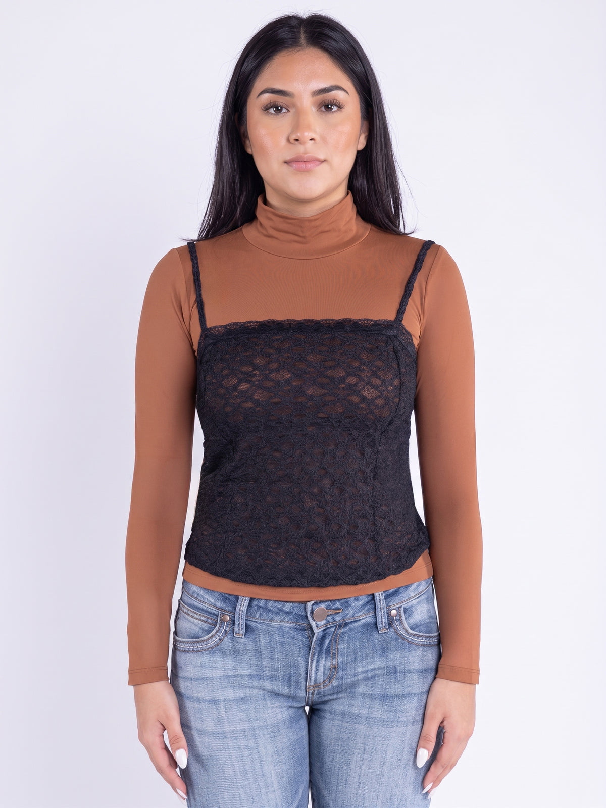 Blusa cafe cuello alto con top de encaje sobrepuesto