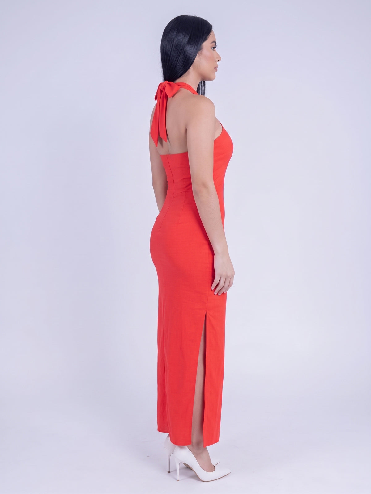 Vestido rojo con abertura lateral estilo halter
