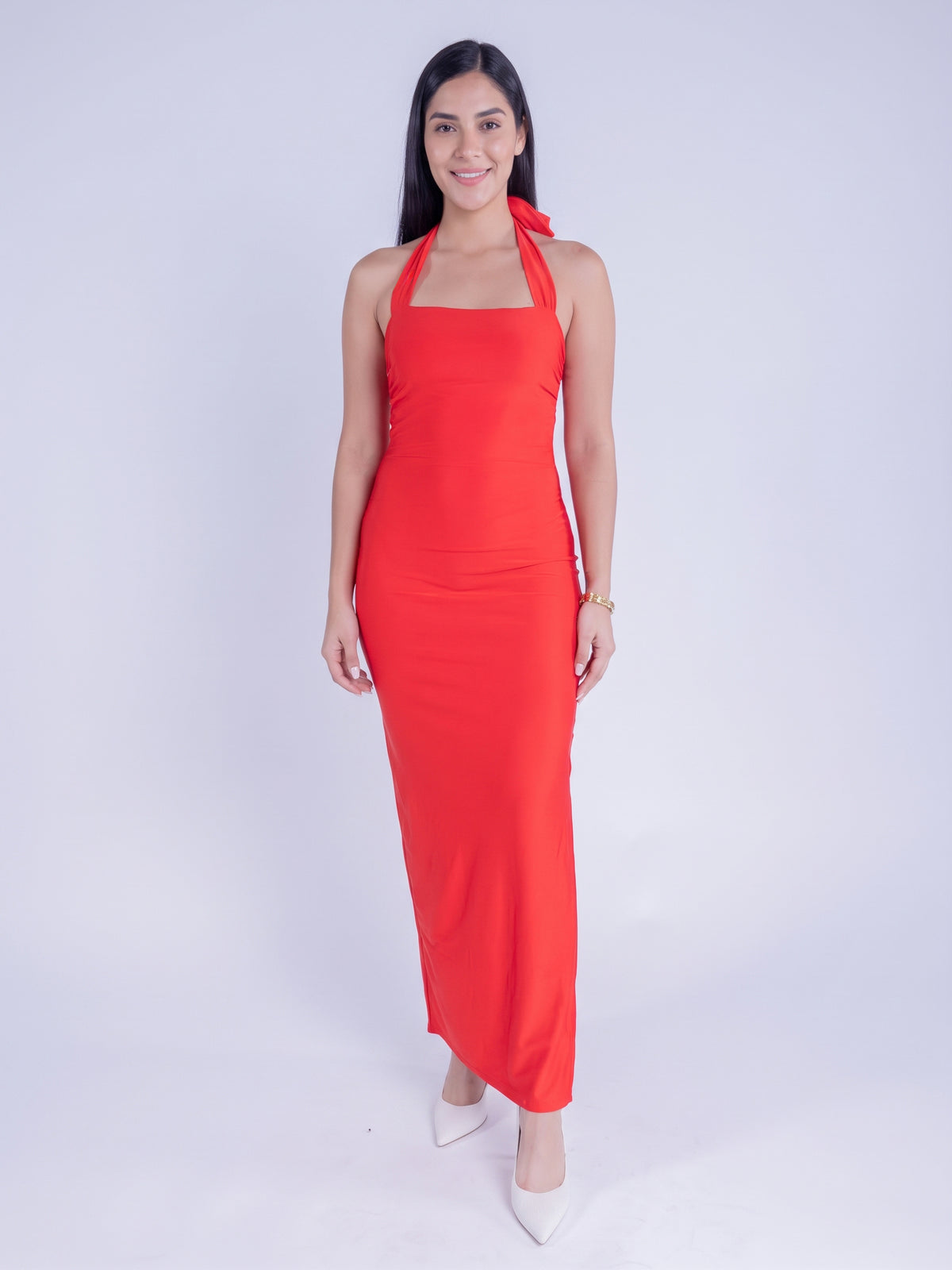 Vestido rojo con abertura lateral estilo halter