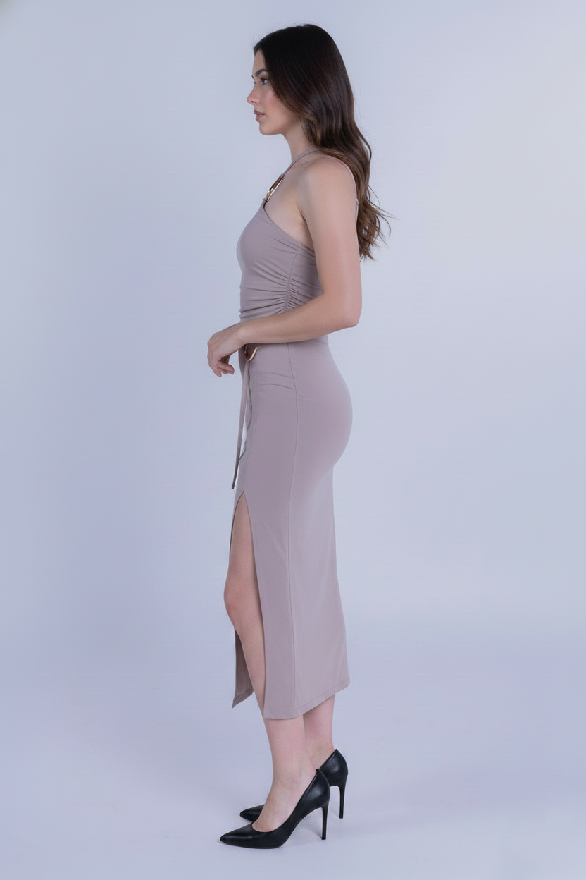 Conjunto beige de top con argolla y falda con abierta lateral
