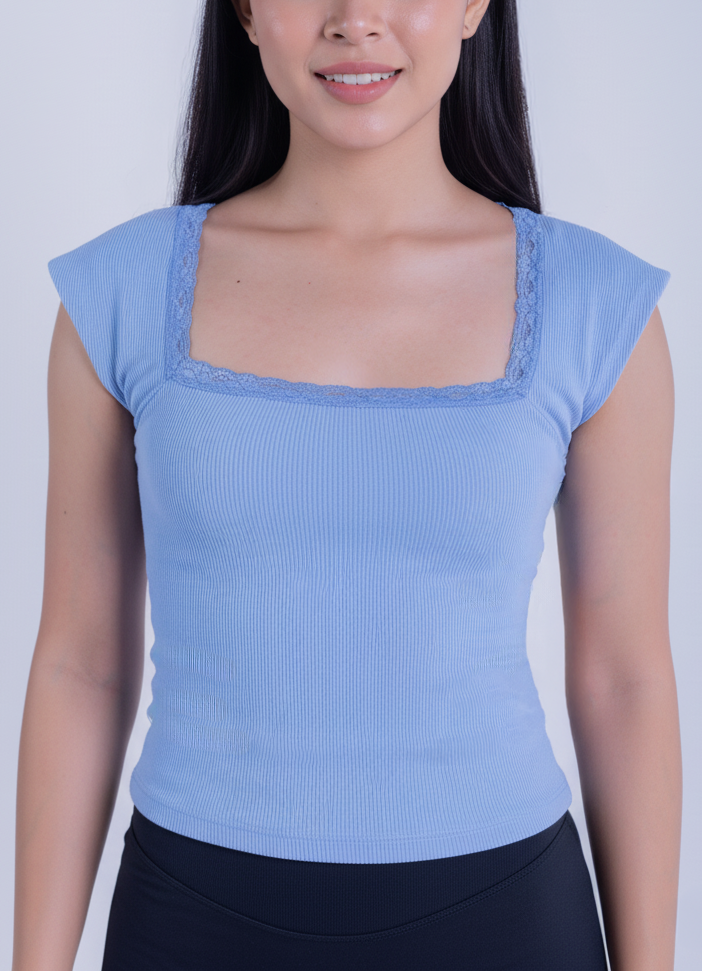 Crop top acanalado azul con cuello cuadrado