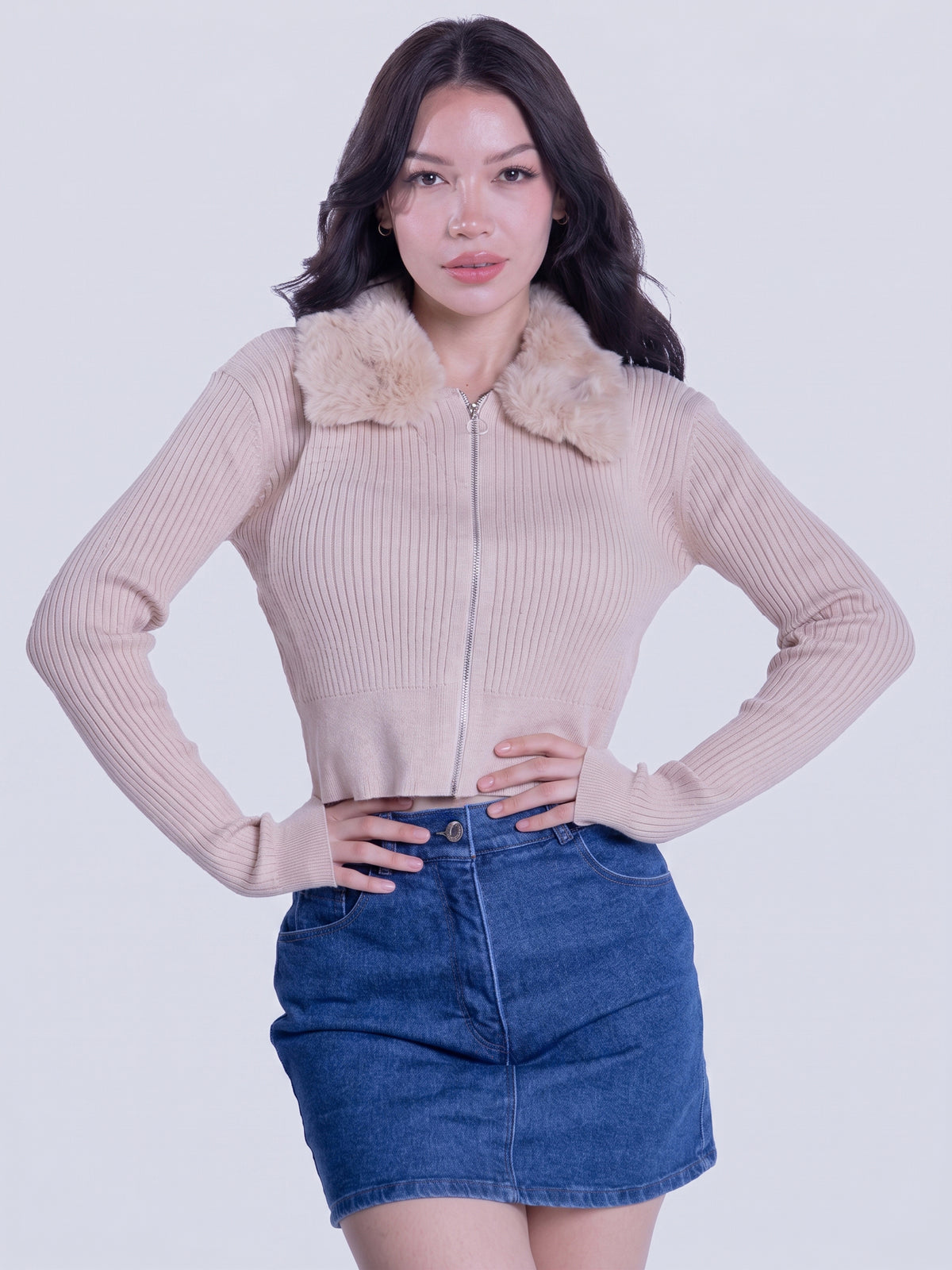 Suéter beige con peluche en cuello cierre con zipper