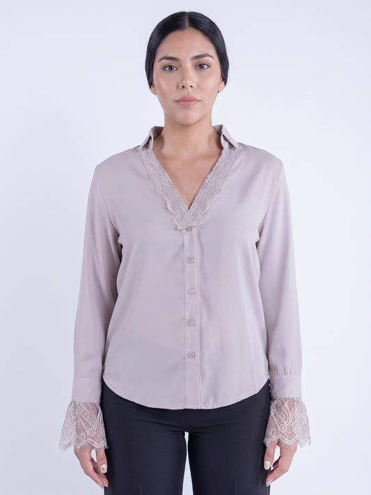 Blusa beige abotonada con detalles de encaje