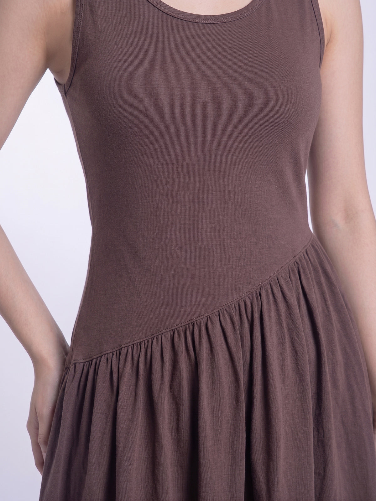 Vestido cafe de tirantes con falda asimetrica
