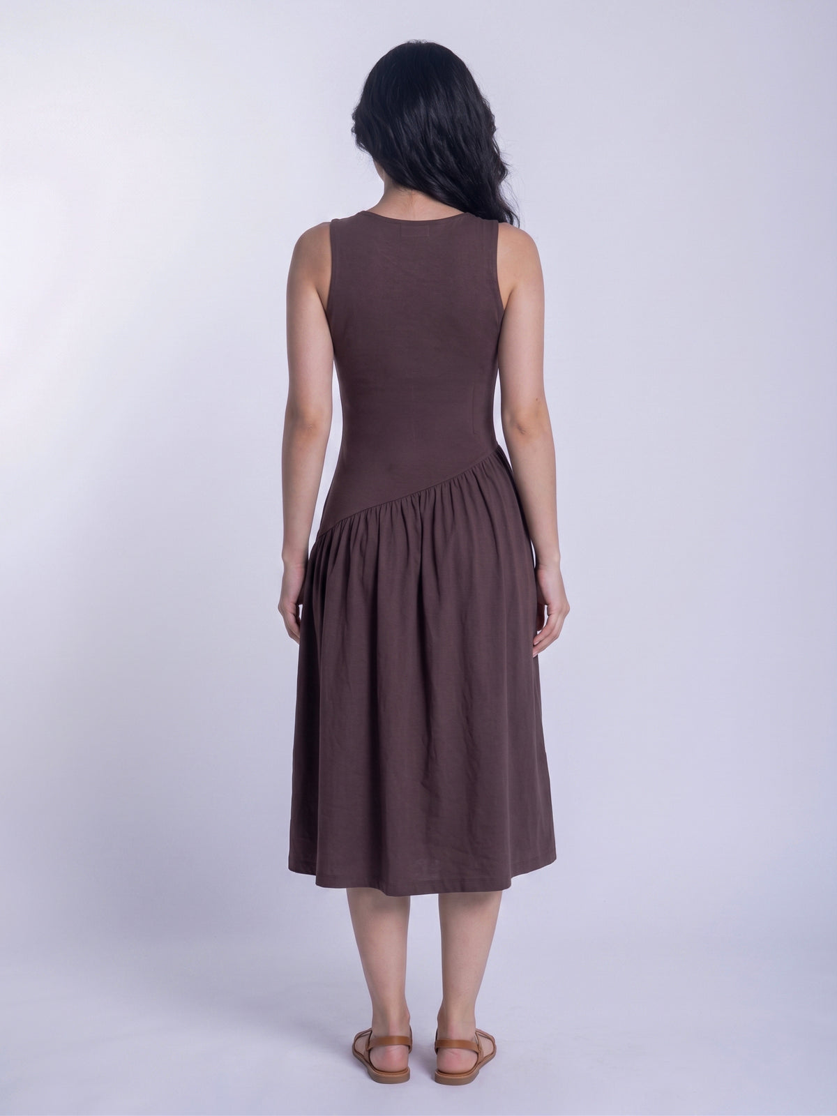 Vestido cafe de tirantes con falda asimetrica